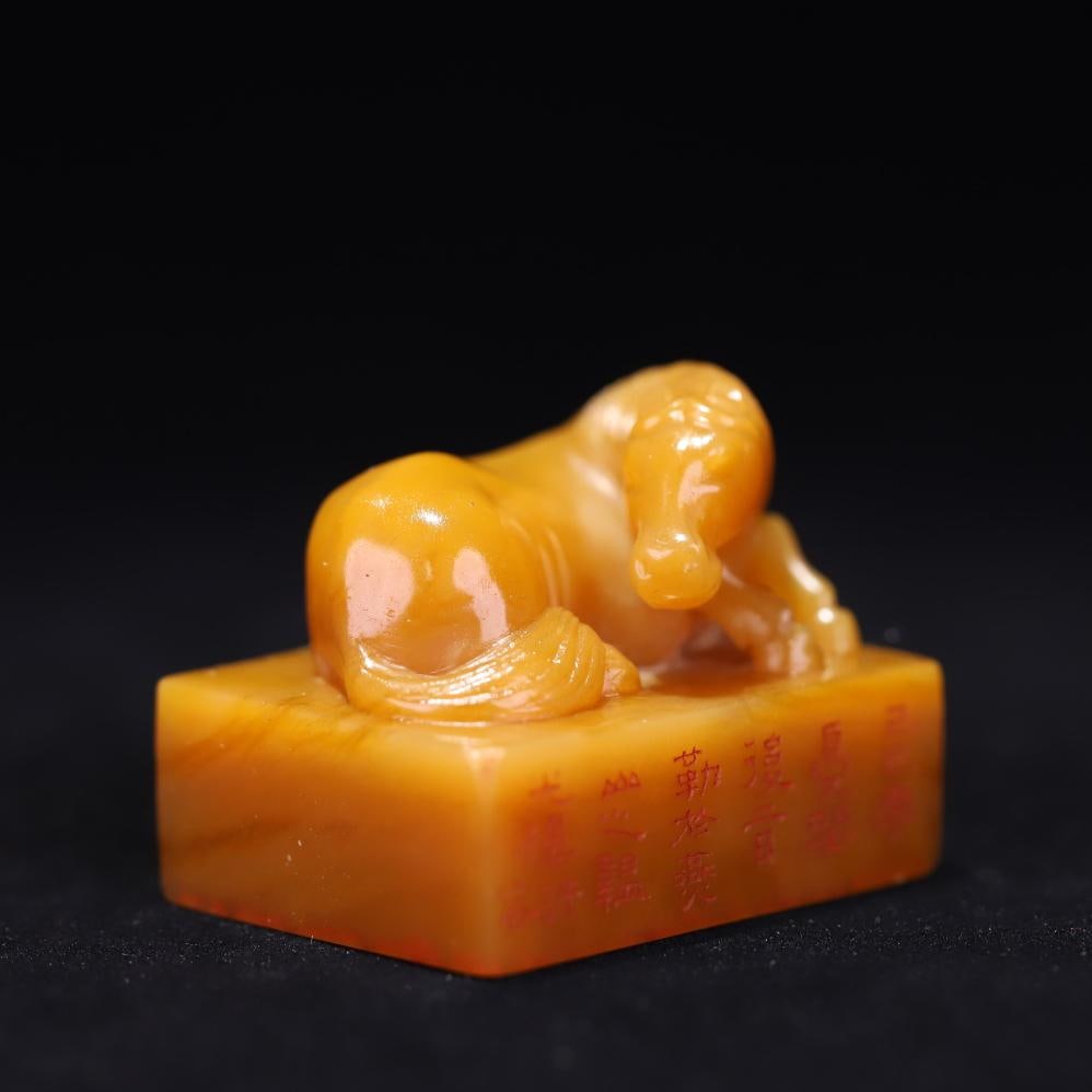 A Qing Dynasty Tian Huang horse button seal with an original inscription wooden box: The Qing Dynasty's Tian Huang horse button seal with the original inscription wooden box Size:H:4.2x5.2x4cmW:0.133kg (The Dimensions Of All Batches Are Manually Measured.If You Need