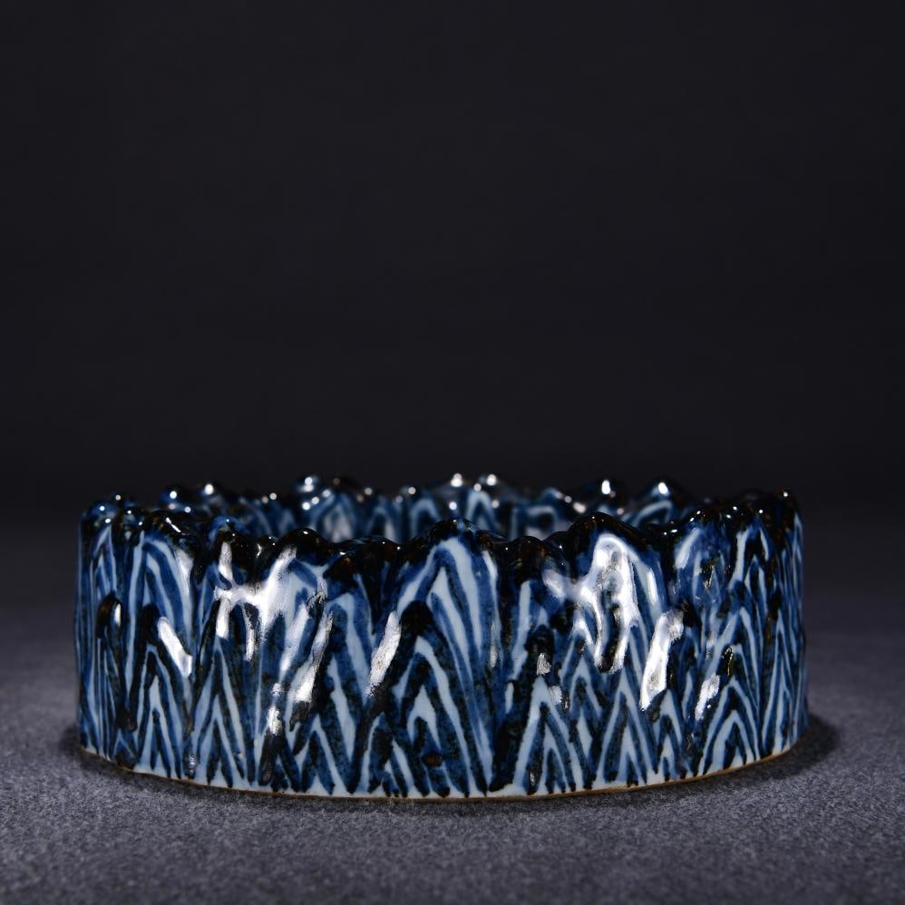 A blue and white dragon pattern Shanzi washed in the Xuande era of the Ming Dynasty: The blue and white dragon pattern Shanzi washed in the Xuande year of the Ming Dynasty Size:H:7cm W:20cm (The Dimensions Of All Batches Are Manually Measured.If You Need More