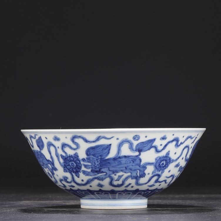 A blue and white lion hydrangea palace bowl made in the Ming Dynasty Chenghua year (1 of 9)