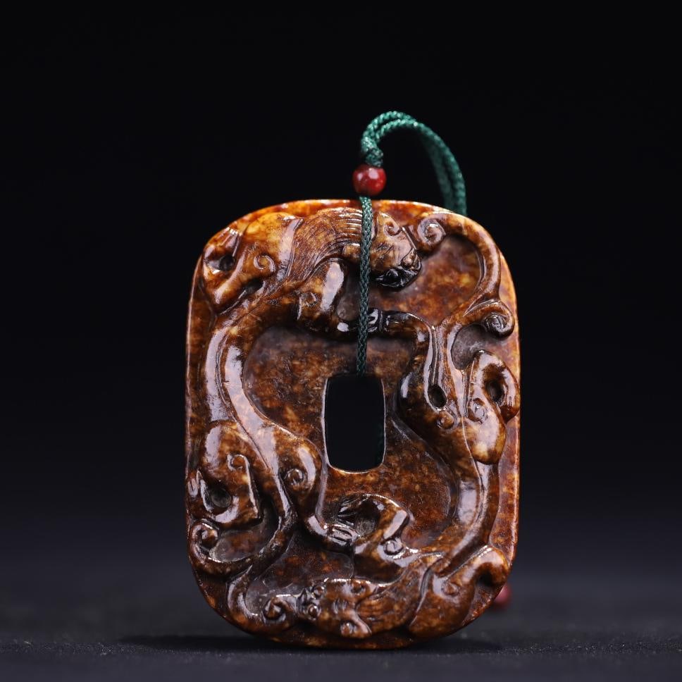 A beautiful ancient jade embossed dragon pattern card-shaped jade: Exquisite ancient jade relief dragon pattern plaque shaped jade Size:7.8x5.6x1.3cmW:0.1125kg (The Dimensions Of All Batches Are Manually Measured.If You Need More Detailed Information, Please Contact