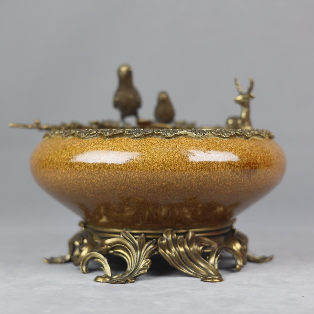 A beautiful copper-inlaid porcelain eel yellow glaze inlaid with copper auspicious beast pattern: Exquisite copper-inlaid porcelain eel yellow glaze inlaid with copper auspicious beast pattern washed Size:H:22cmCalibre:26cmBellydiameter:26cmBottom:23cm (The Dimensions Of All