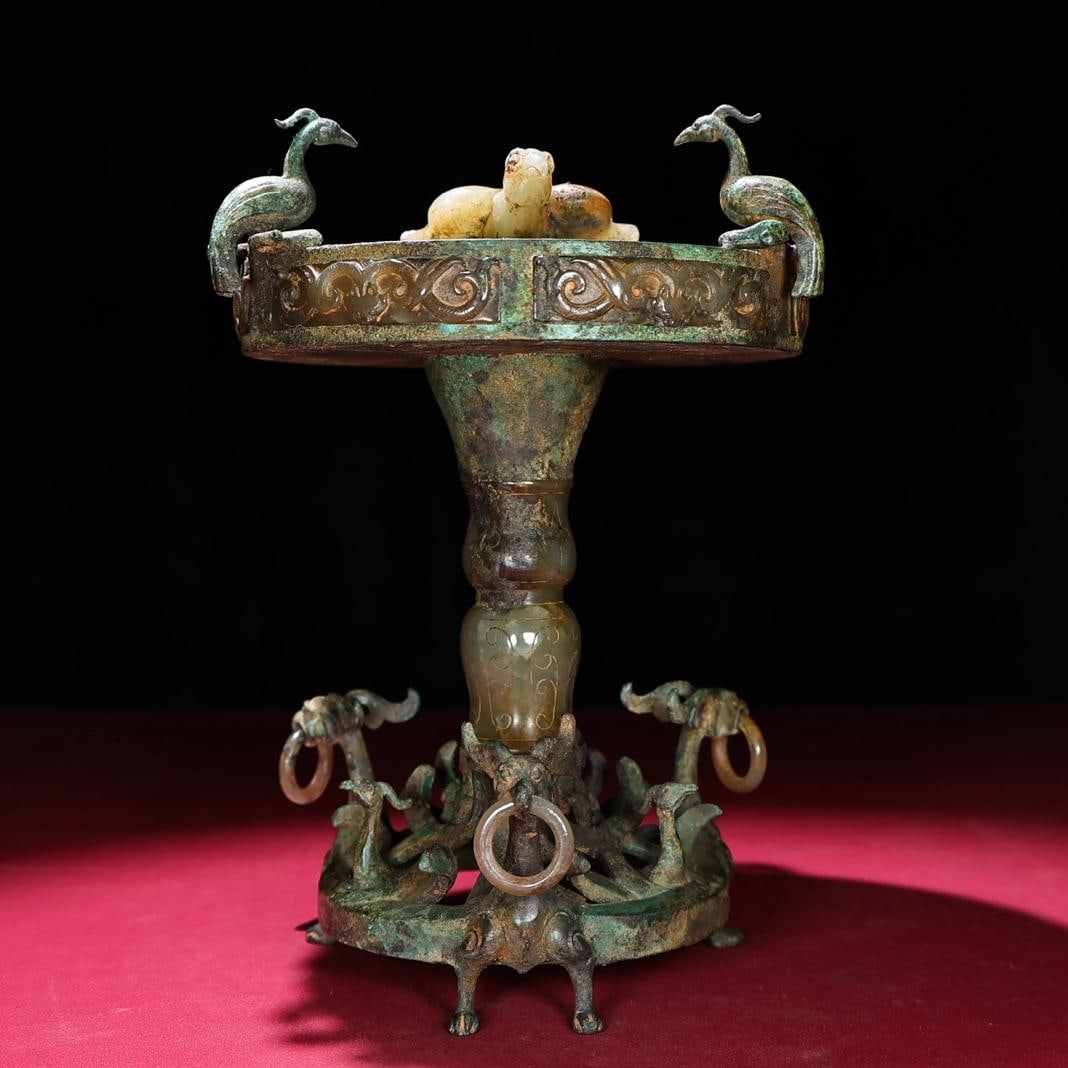 A fine jade candlestick: Exquisite jade candlesticks Size:228x160mm2108g (The Dimensions Of All Batches Are Manually Measured.If You Need More Detailed Information, Please Contact Our Customer Service