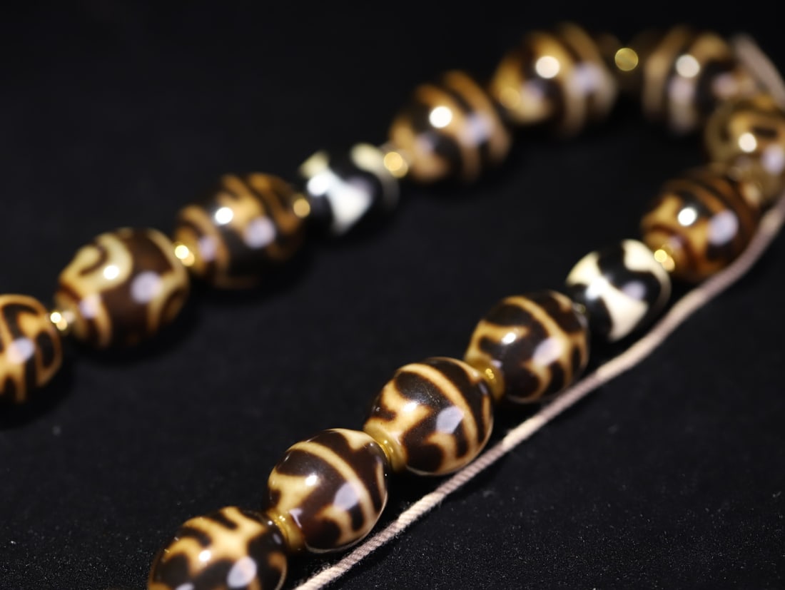 A Qing Dynasty agate bead necklace - 4
