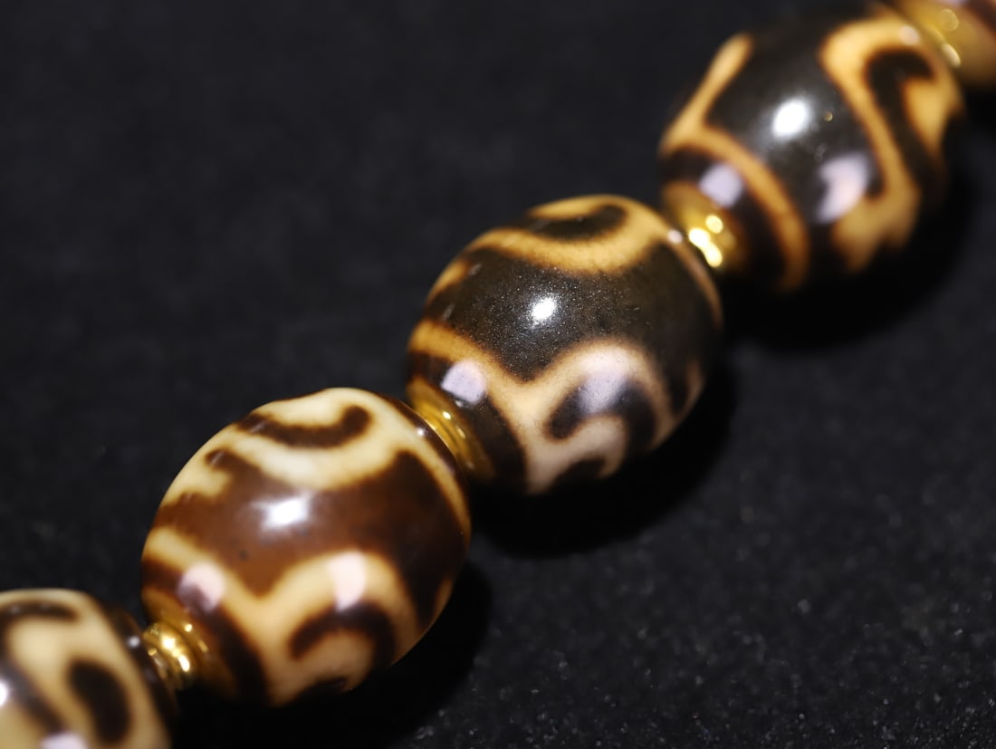 A Qing Dynasty agate bead necklace - 6