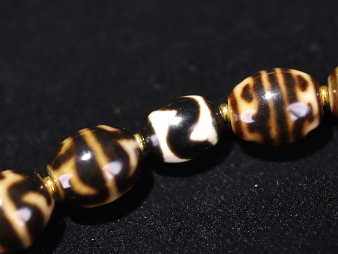 A Qing Dynasty agate bead necklace - 7