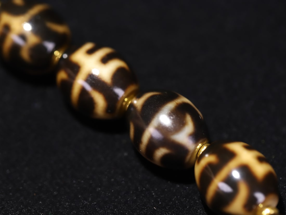 A Qing Dynasty agate bead necklace - 8