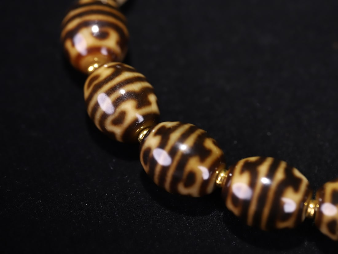 A Qing Dynasty agate bead necklace - 9