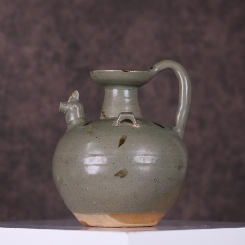 A Song Dynasty Yue kiln is a celadon glazed pointillism chicken head pot: The Song Dynasty Yue kiln is a celadon dot color chicken head pot Size:H:22.5cmCalibre:9cmBelly diameter:16cm (The Dimensions Of All Batches Are Manually Measured.If You Need More