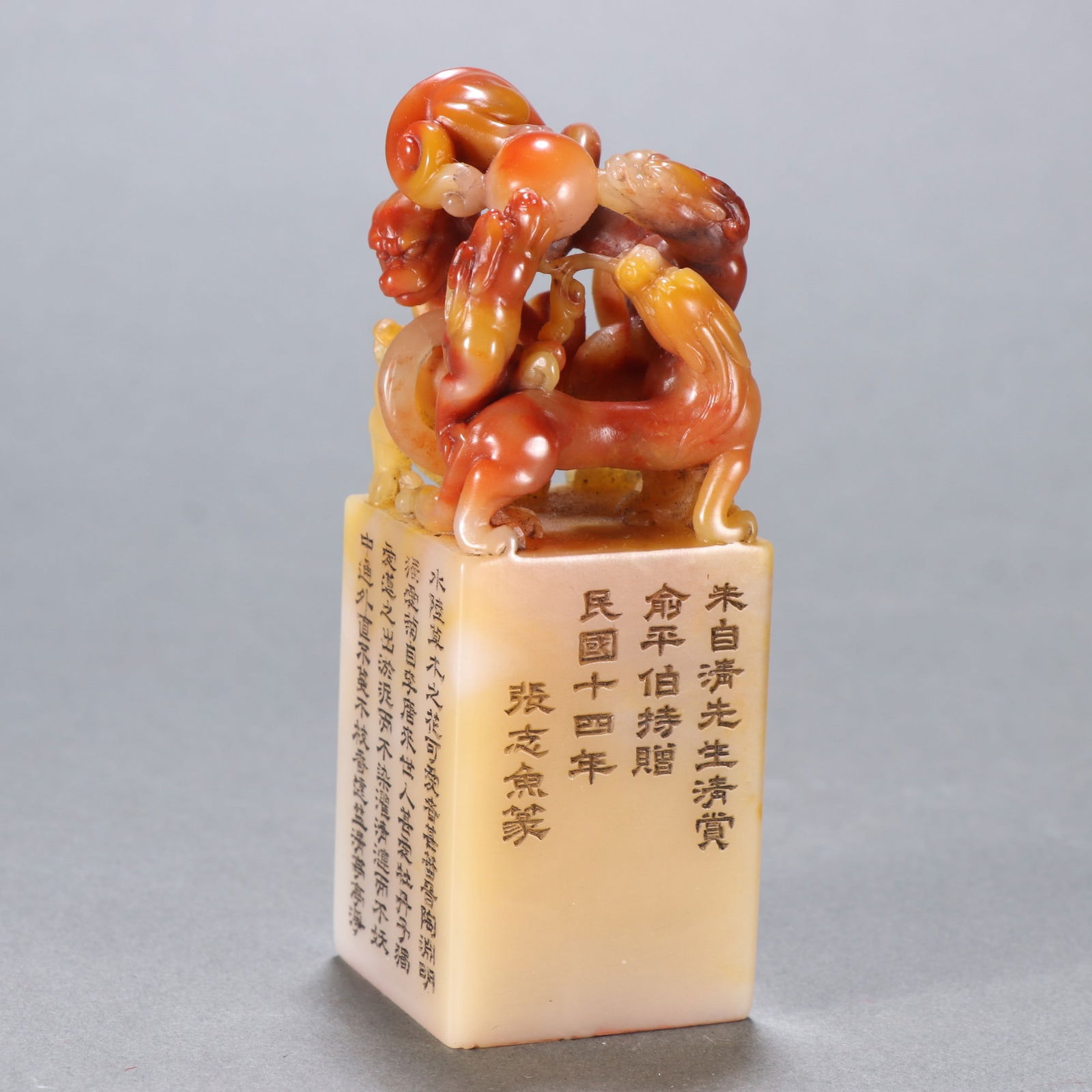 A seal of Zhang Zhiyu's Shoushan stone dragon through the ring button: Zhang Zhiyu's Shoushan stone dragon wears a ring button seal Size:H:10.2cmW:4.6cmW:0.2348kg (The Dimensions Of All Batches Are Manually Measured.If You Need More Detailed