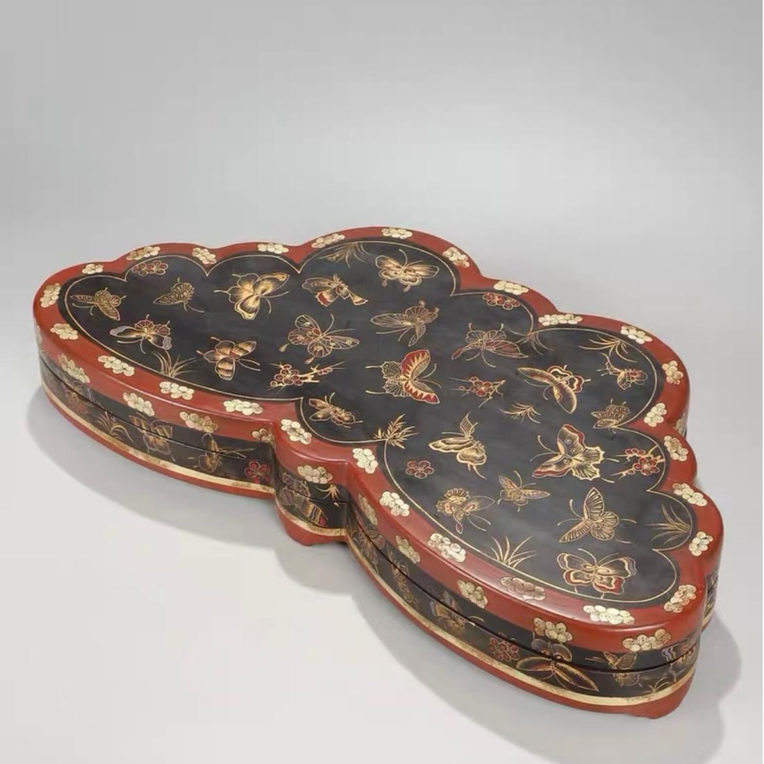 A Qing Dynasty lacquered gold wood carving Qianlong butterfly fruit box (1 of 9)