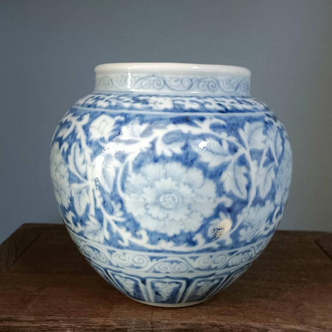 A blue and white entwined floral pattern jar from the Hongwu period of the Ming Dynasty: The blue and white entwined floral pattern jar of the Hongwu period of the Ming Dynasty Size:H:15cmBelly diameter:15cmCalibre:9.3cmBottom:7cm (The Dimensions Of All Batches Are