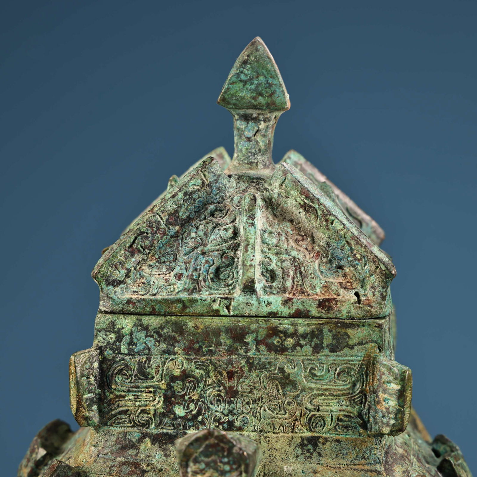 A fine bronze square jar - 10