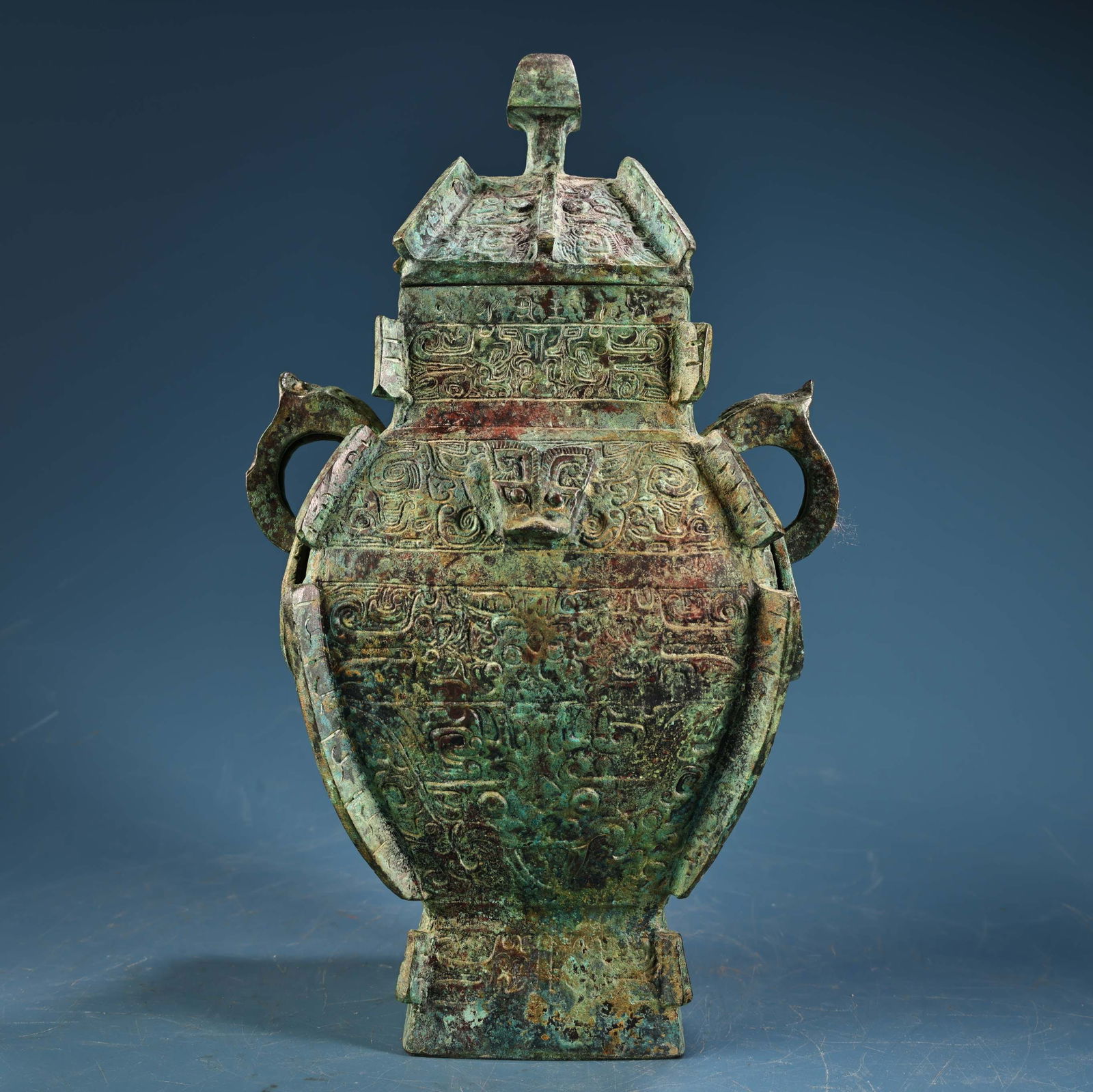 A fine bronze square jar: Exquisite bronze square jar Size:1.7kgH:25cmW:14cm (The Dimensions Of All Batches Are Manually Measured.If You Need More Detailed Information, Please Contact Our Customer Service