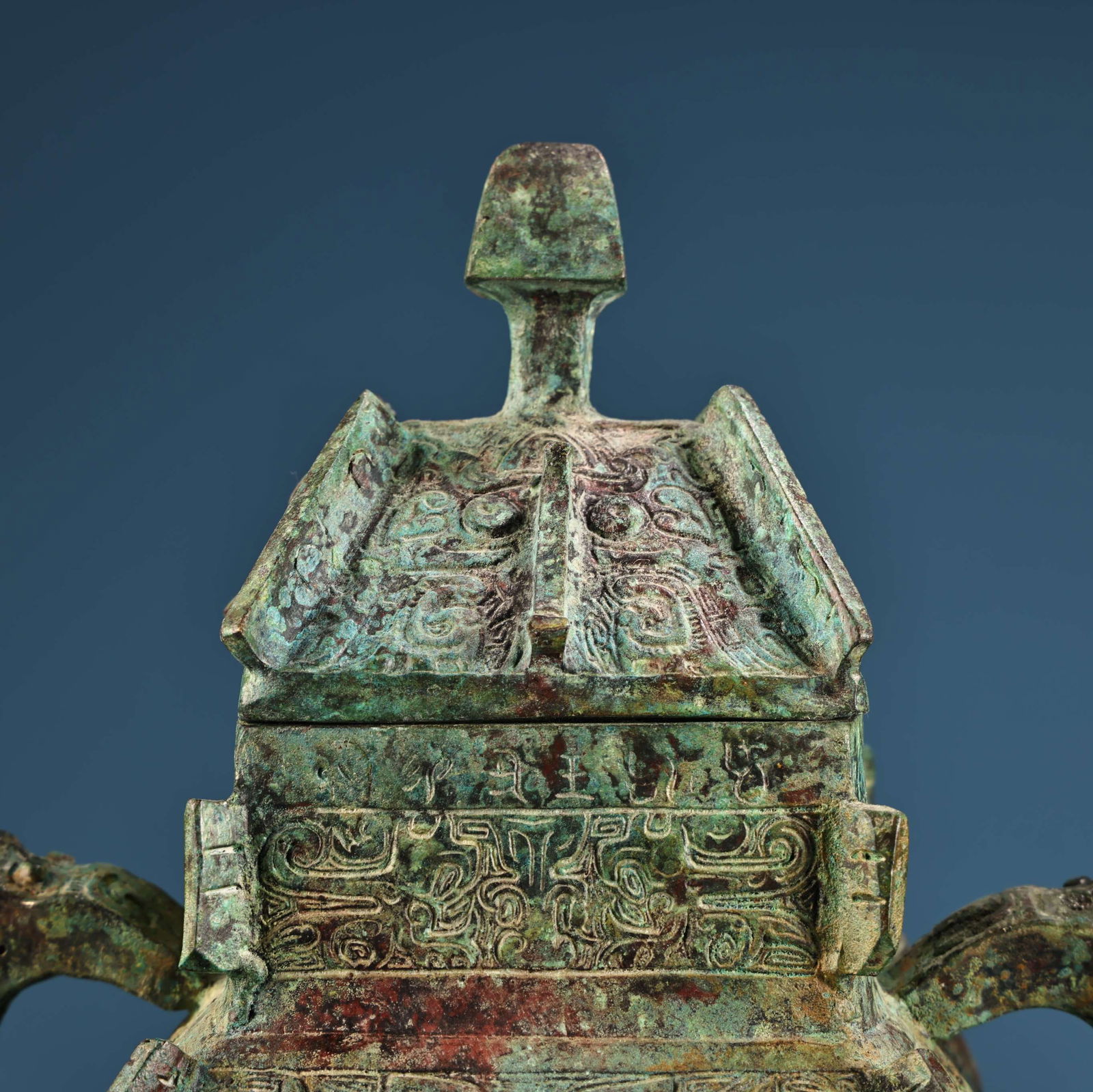 A fine bronze square jar - 4