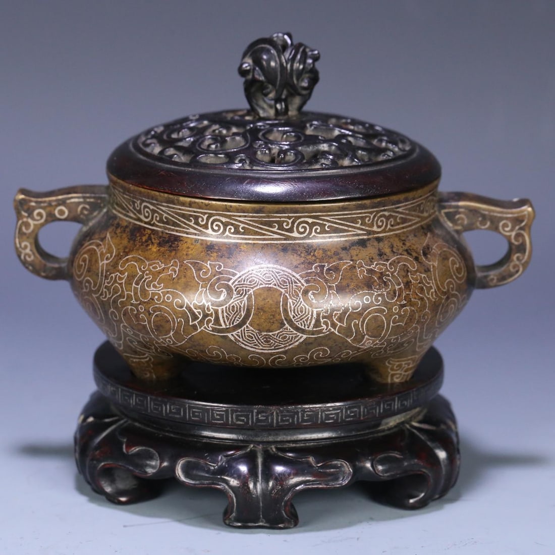 A Qing Dynasty stone old rosewood cover to copper wrong silver gluttonous dragon pattern incense: Qing Dynasty stone old style rosewood cover support copper wrong silver gluttonous dragon pattern incense burner Size:Size:12.7x14.2x11cm W:0.831kg (The Dimensions Of All Batches Are Manually Measured