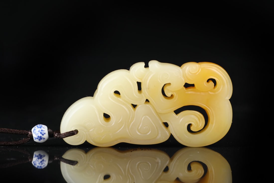 A beautiful Shoushan hibiscus stone plaque: Exquisite Shoushan hibiscus stone plaque Size:L: 6cmW:3cmW:0.032kg (The Dimensions Of All Batches Are Manually Measured.If You Need More Detailed Information, Please Contact Our