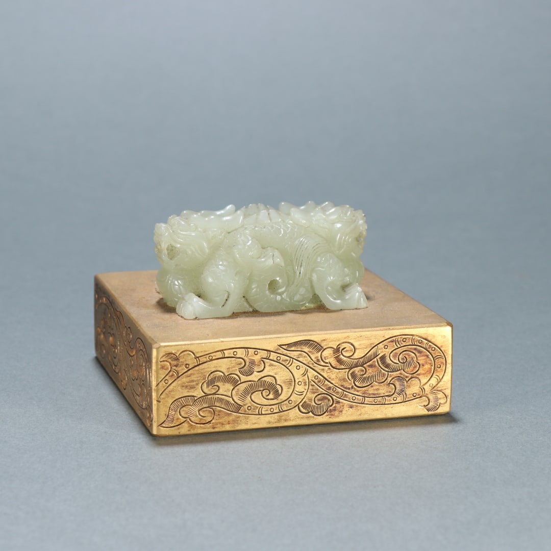 A fine copper-gilt jade dragon button seal: Exquisite copper gilt inlaid jade dragon button seal Size:1.3566kgH:4.7cmW:8cm (The Dimensions Of All Batches Are Manually Measured.If You Need More Detailed Information, Please