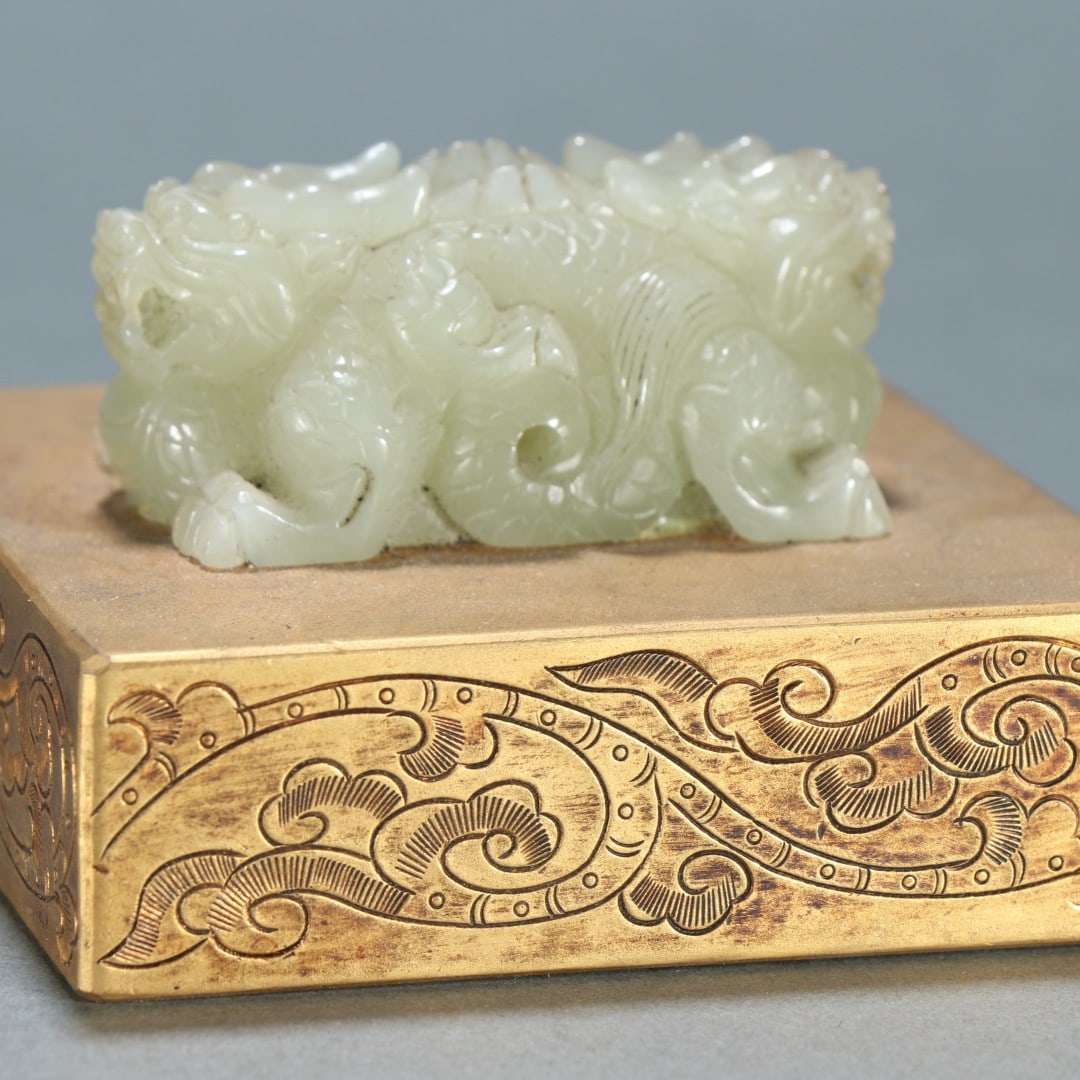 A fine copper-gilt jade dragon button seal - 2