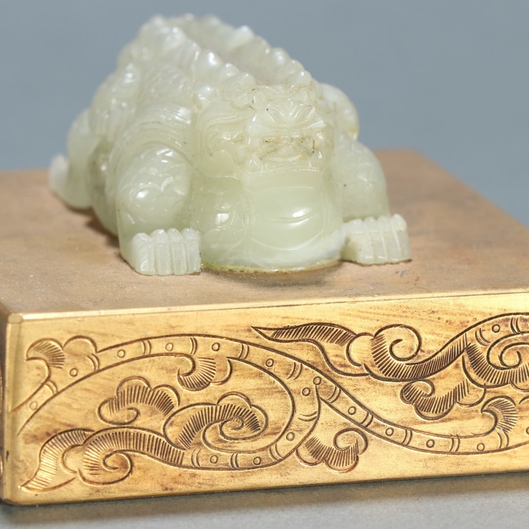 A fine copper-gilt jade dragon button seal - 4