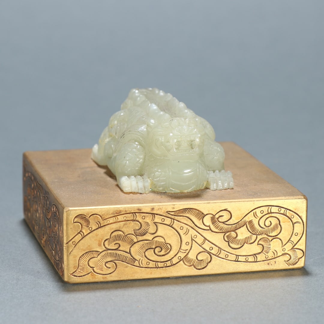 A fine copper-gilt jade dragon button seal - 7
