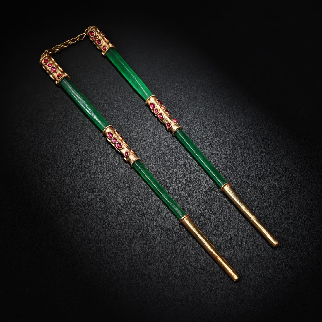 A pair of exquisite high-ice green jade-wrapped gilt gem-inlaid chopsticks: Exquisite high ice seed green jadeite gilt inlaid gemstone chopsticks Size:0.06kgL: 23cm (The Dimensions Of All Batches Are Manually Measured.If You Need More Detailed Information,