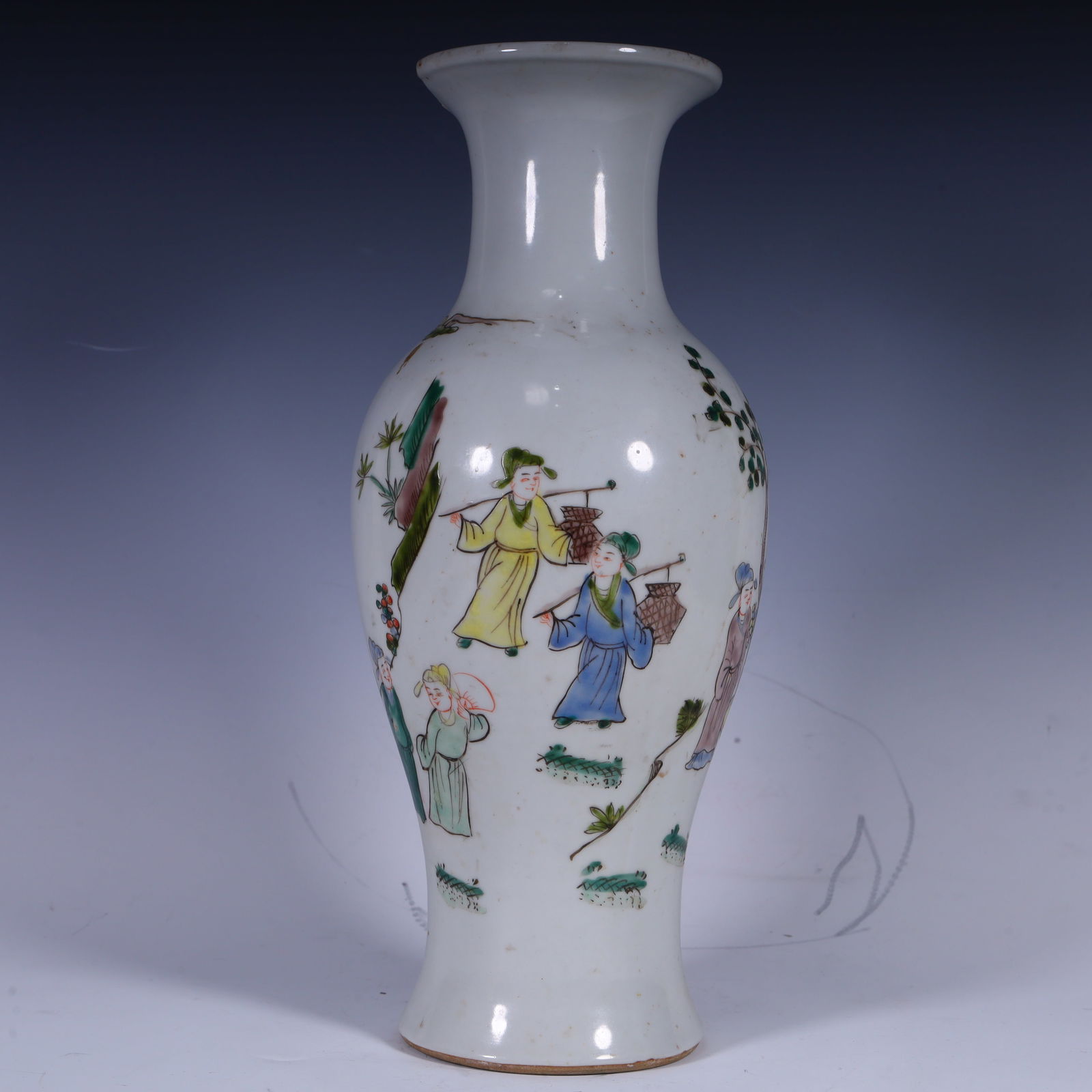 A colorful character vase from the Qing Dynasty (1 of 9)