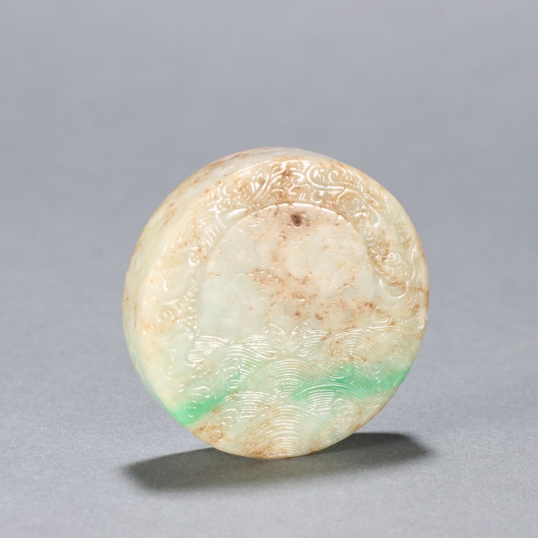A piece of jade rising sun from the Qing Dynasty is listed: The jade rising sun of the Qing Dynasty was listed Size:0.0916kgD:5.4cm (The Dimensions Of All Batches Are Manually Measured.If You Need More Detailed Information, Please Contact Our Customer Service