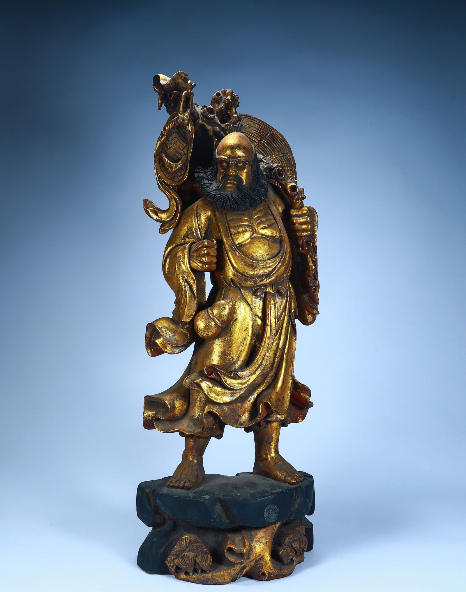 A Qing Dynasty lacquered gold wood carved Bodhidharma statue: Qing Dynasty lacquered gold wood carved Bodhidharma statue Size:H:67cm L: 25cm W:13cm W:4.4kg (The Dimensions Of All Batches Are Manually Measured.If You Need More Detailed Information, Please Contact