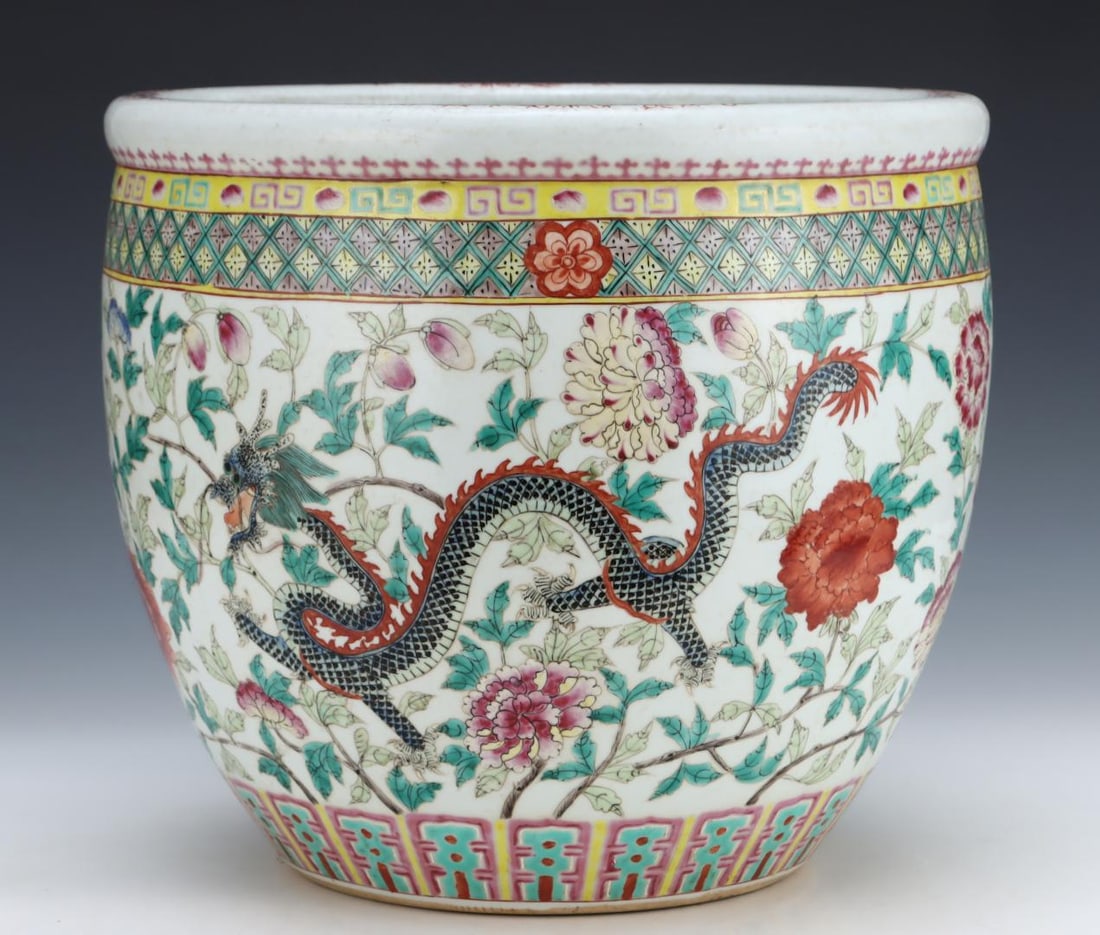 A pastel dragon pattern jar from the Qing Dynasty (1 of 9)