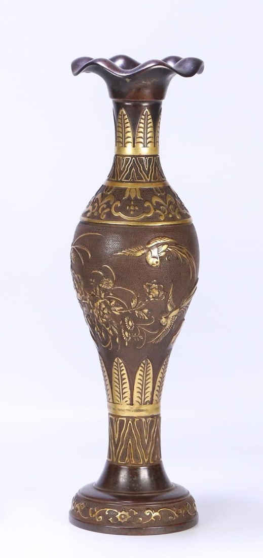A copper-gilt flower and bird pattern appreciation vase of the Ming Dynasty Xuande year: The copper gilt flower and bird pattern appreciation vase of the Ming Dynasty Xuande year Size:Size:42x12cm W:9.47kg (The Dimensions Of All Batches Are Manually Measured.If You Need More Detailed Info