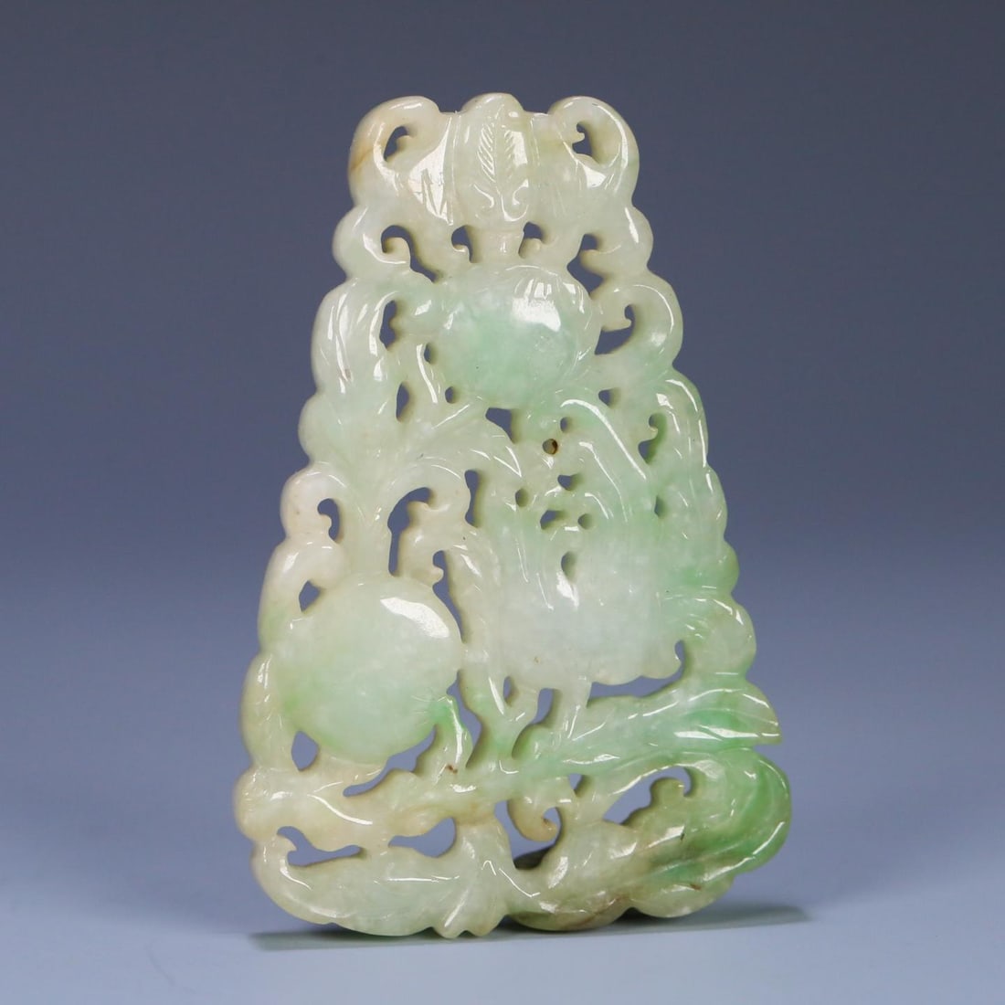 A late Qing Dynasty old jade hollow three more cards: The old jade of the late Qing Dynasty hollowed out three more cards Size:6.8cmx4.5cmx0.7cm W:0.0418kg (The Dimensions Of All Batches Are Manually Measured.If You Need More Detailed Information, Please