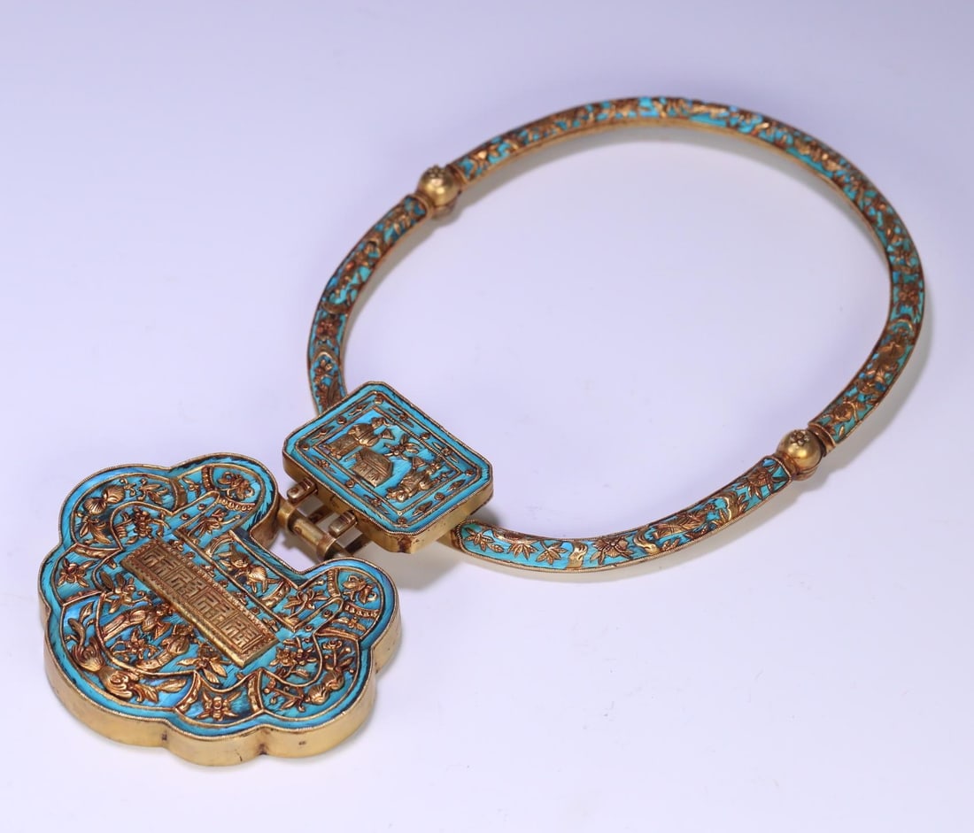 A Qing Dynasty silver gilt emerald character story lock: Qing Dynasty's silver gilt dotted emerald character story lock Size: W:0.2842kg31cmx16.5cmx1.7cm (The Dimensions Of All Batches Are Manually Measured.If You Need More Detailed Information, Please Cont