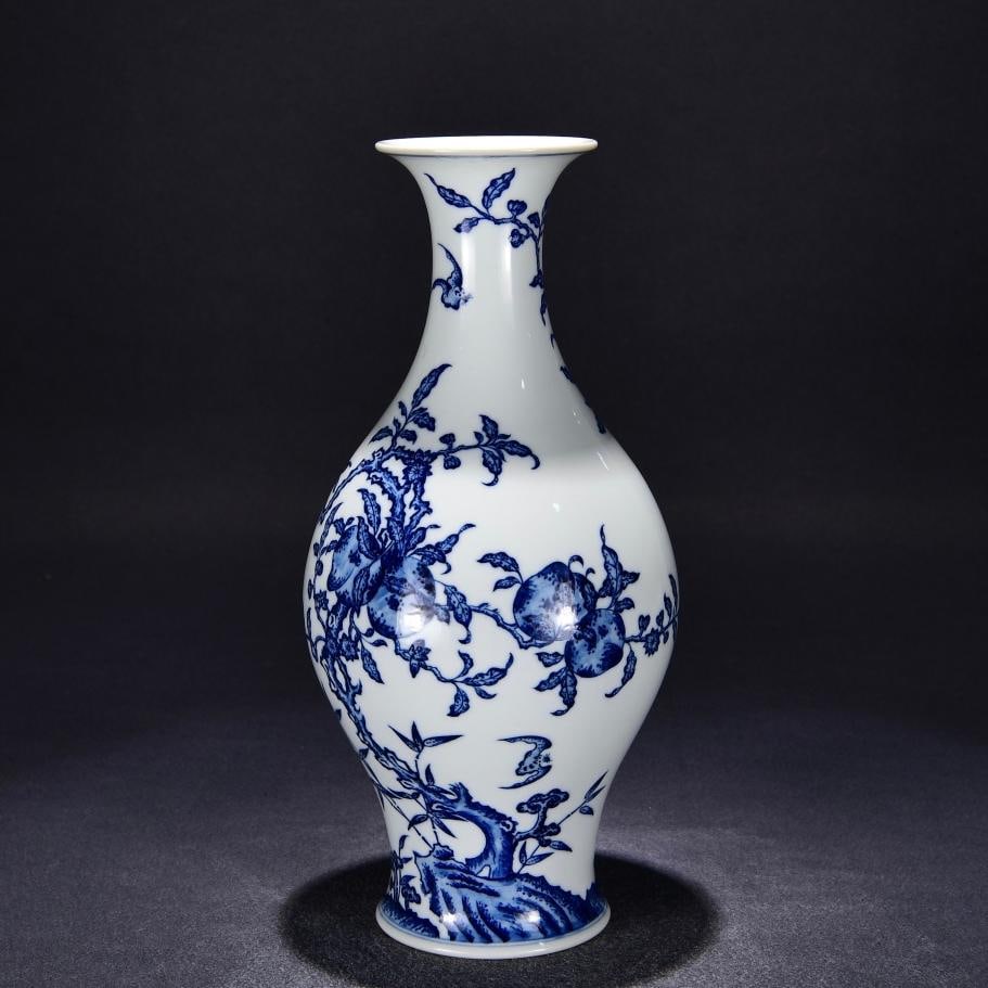 A blue and white Fushou Mantang vase made in the Yongzheng era of the Qing Dynasty (1 of 9)
