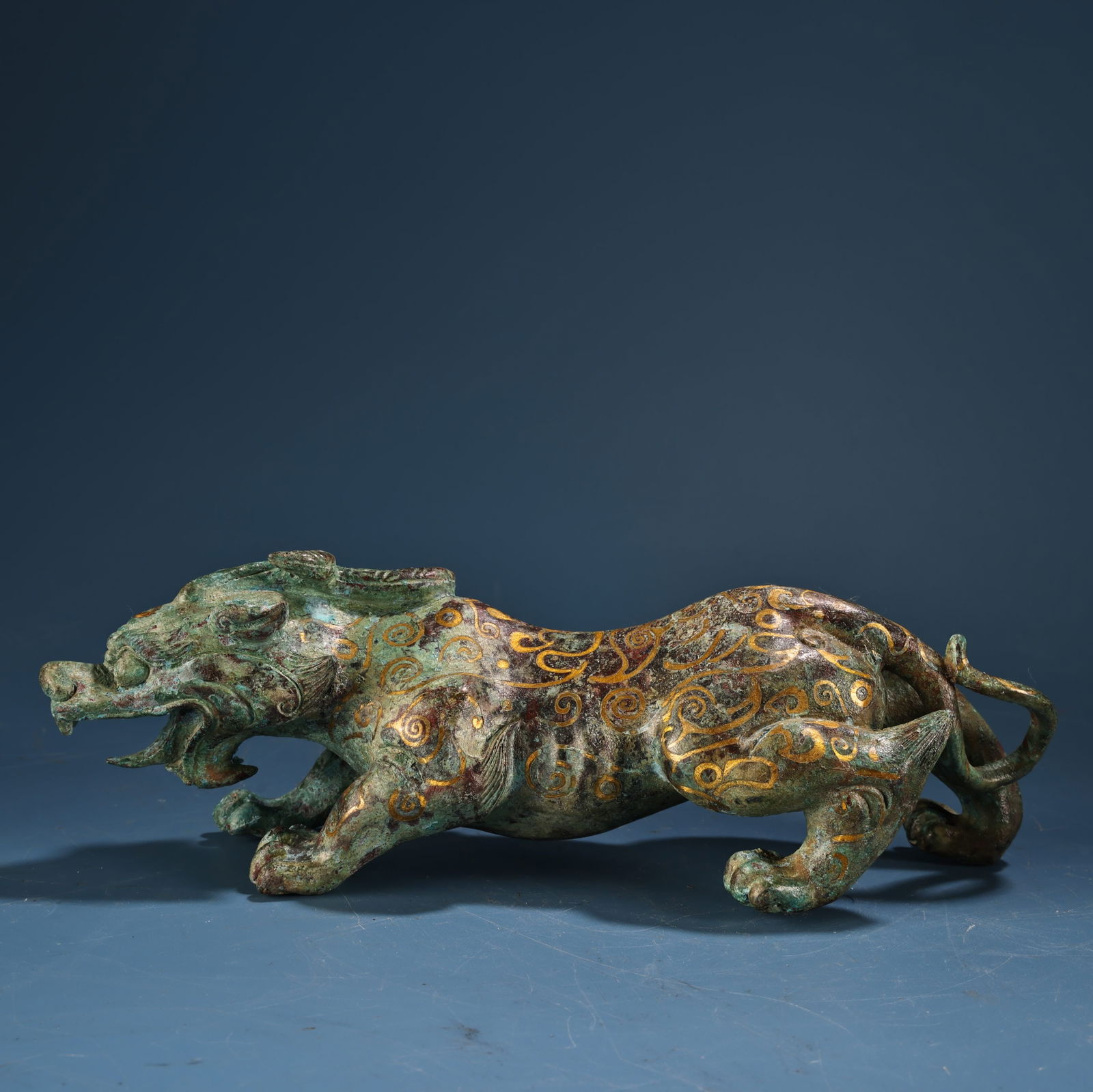 A fine bronze creeper: Exquisite Wrong Gold Bronze Reptiles Size:1.2kgH:8cmW:25cm (The Dimensions Of All Batches Are Manually Measured.If You Need More Detailed Information, Please Contact Our Customer Service Before Biddin