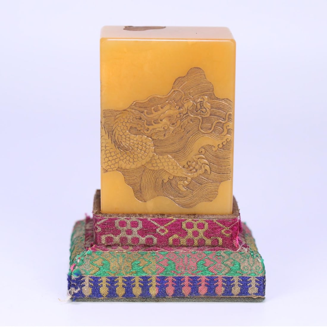 A Tian Huang stone dragon pattern seal made in the Qianlong period of the Qing Dynasty: The 52-year imperial field yellow stone dragon pattern seal of the Qianlong era of the Qing Dynasty Size: W:0.211kg6.2cmx4.4cmx3cm (The Dimensions Of All Batches Are Manually