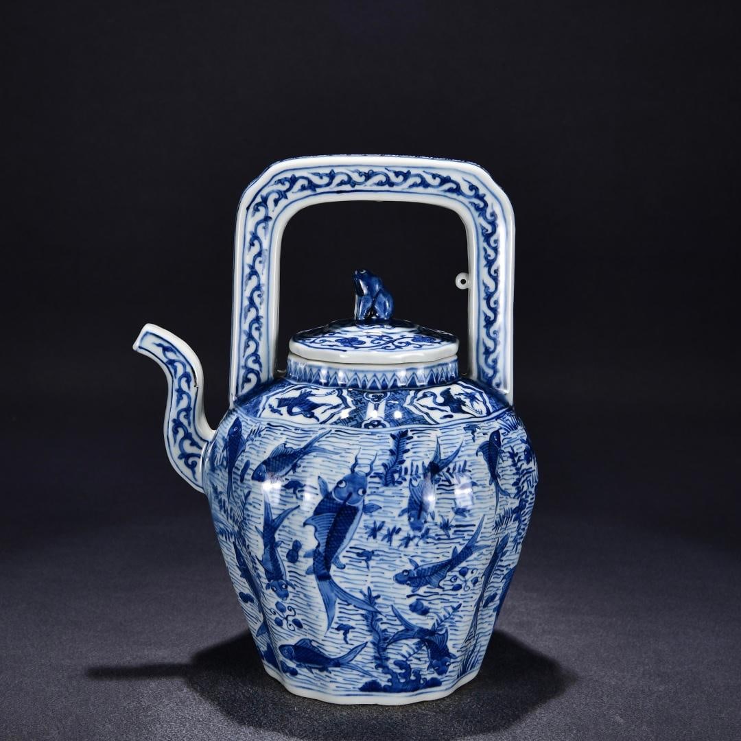 A blue and white fish algae pattern lifting pot made in the Ming Dynasty Wanli year: The Ming Dynasty Wanli year system of mackerel and algae pattern beam pot Size:H:32cm W:23cm (The Dimensions Of All Batches Are Manually Measured.If You Need More Detailed