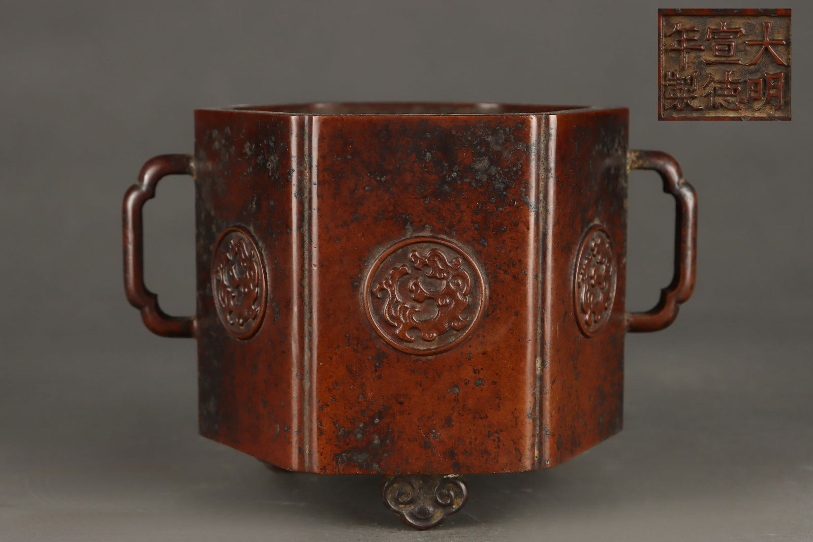 A fine cast copper tire group Kui dragon pattern hexagonal cylinder furnace of the Ming Dynasty: The Ming Dynasty's fine cast copper tire group Kuilong-pattern hexagonal cylinder furnace Size: W:2.2kg H: 10.5cmCalibre:10.5cmEar distance:15.5cm (The Dimensions Of All Batches Are