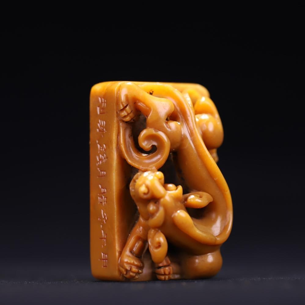 A Qing Dynasty Qian Yong Tian Huang Shi Chilong button seal: Qian Yong style Tian Huangshi dragon button seal of the Qing Dynasty Size:H:2.8x5.5x3.4cm W:0.0812kg (The Dimensions Of All Batches Are Manually Measured.If You Need More Detailed