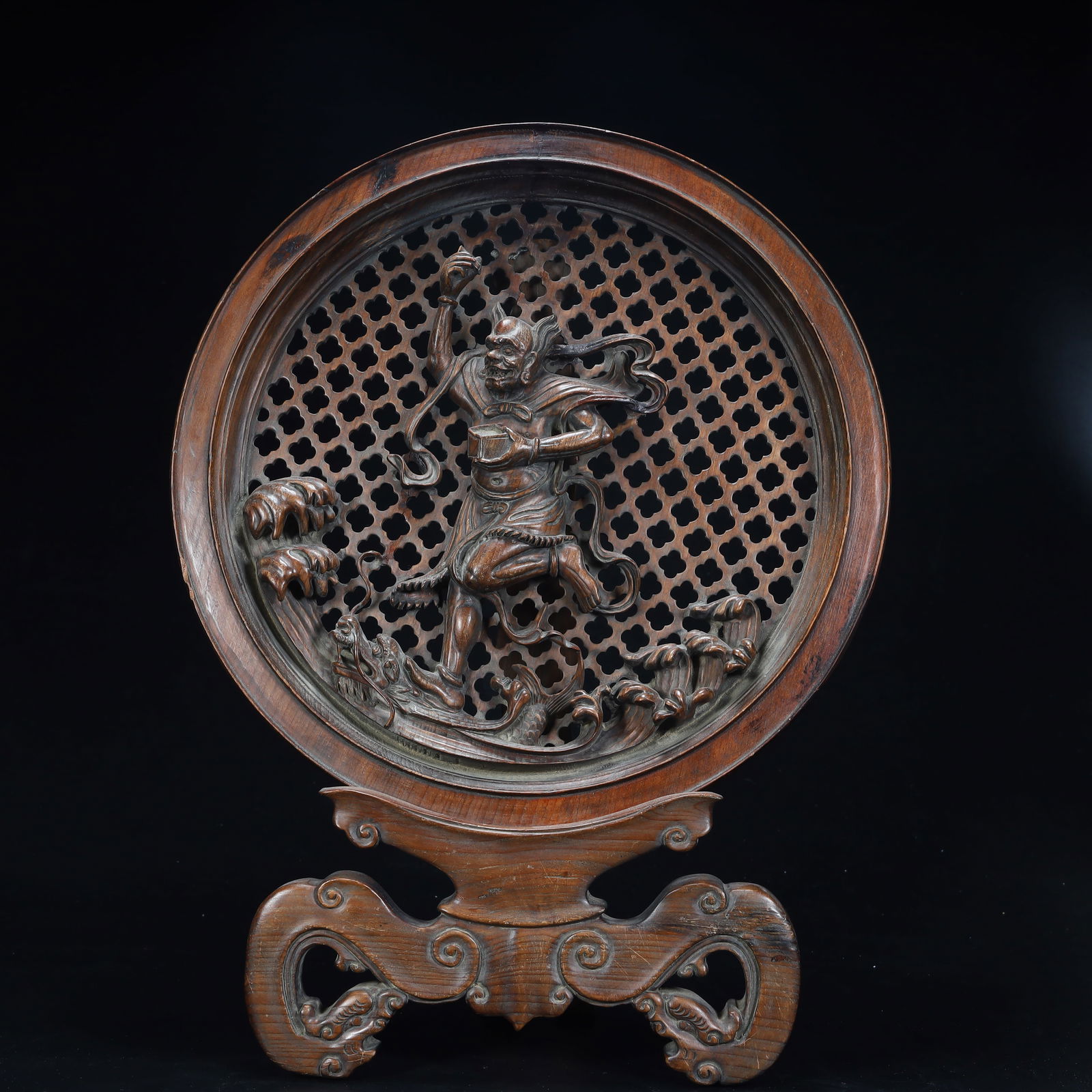 A beautiful wooden carving Kuixing dot bucket round insert screen: Exquisite wood carving Kuixing dot bucket round insert screen Size:H:38cm L: 28.5cm W:12cm W:0.7kg (The Dimensions Of All Batches Are Manually Measured.If You Need More Detailed