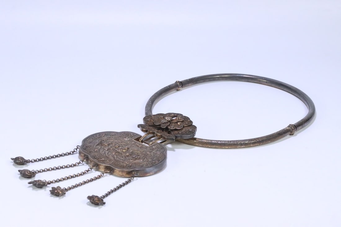 A Qing Dynasty silver Fushou Wanfu safety lock: The Qing Dynasty's Yinfushou Wanfu Ping An Lock Size:44.5x20.6cmW:0.454kg (The Dimensions Of All Batches Are Manually Measured.If You Need More Detailed Information, Please Contact