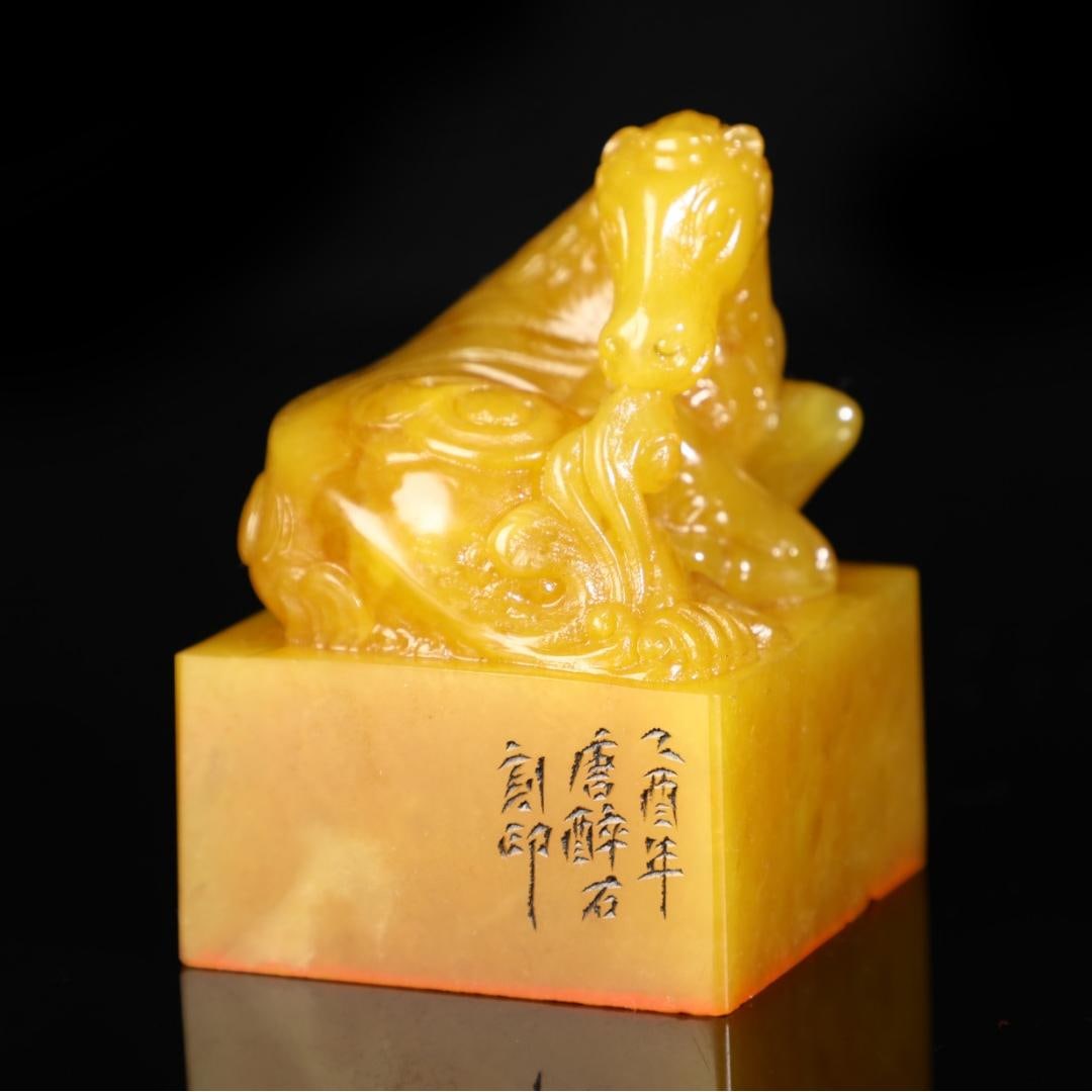 A fine Shoushan Tian yellow seal: Exquisite Shoushan Tian yellow seal Size:H:7cmW:5cmW:0.27kg (The Dimensions Of All Batches Are Manually Measured.If You Need More Detailed Information, Please Contact Our Customer