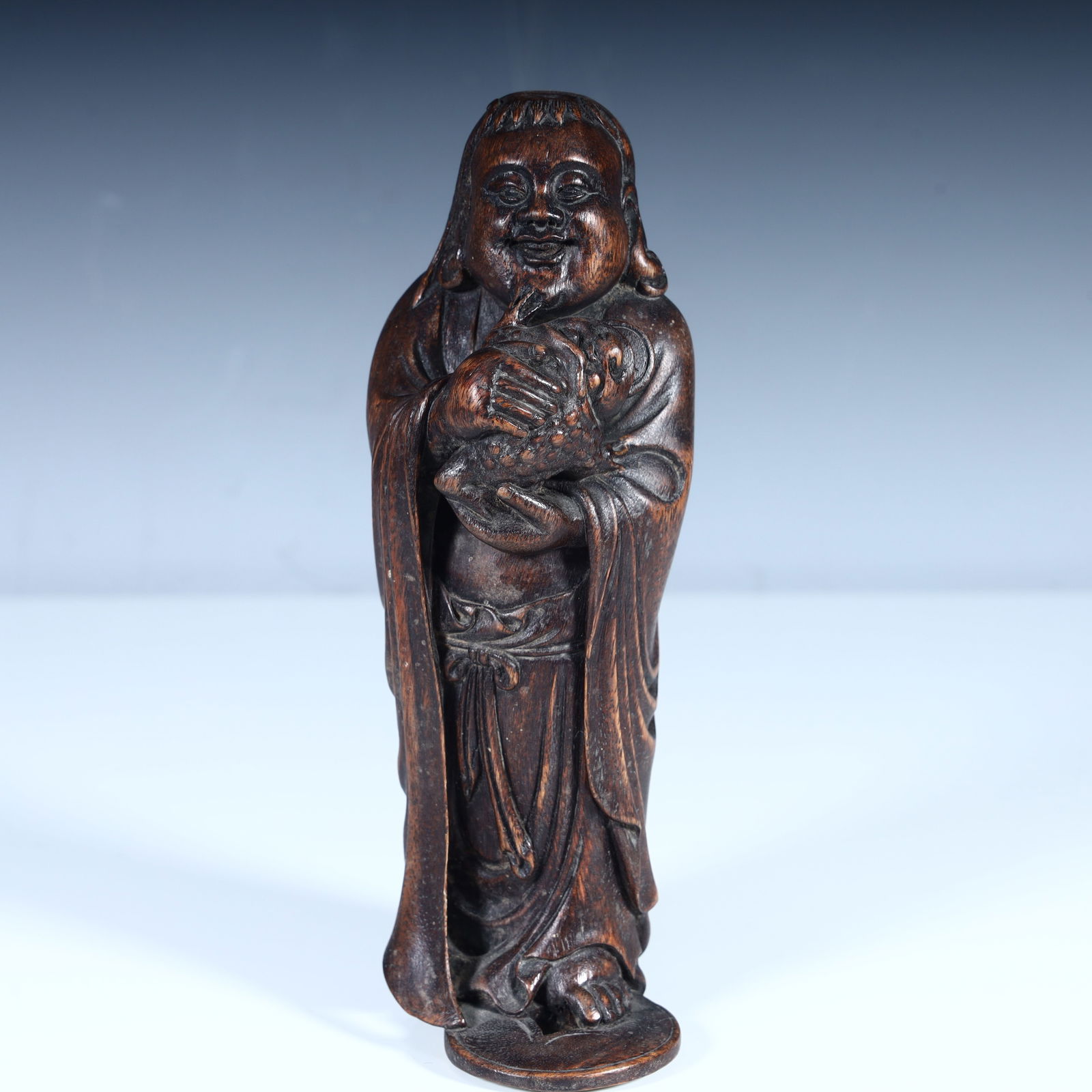 A piece of Qing Dynasty fine agarwood carving bangs play golden toad: Qing Dynasty's fine agarwood carving bangs play golden toad Size:H:18cm L: 7.5cm W:5cm W:124.6g (The Dimensions Of All Batches Are Manually Measured.If You Need More Detailed