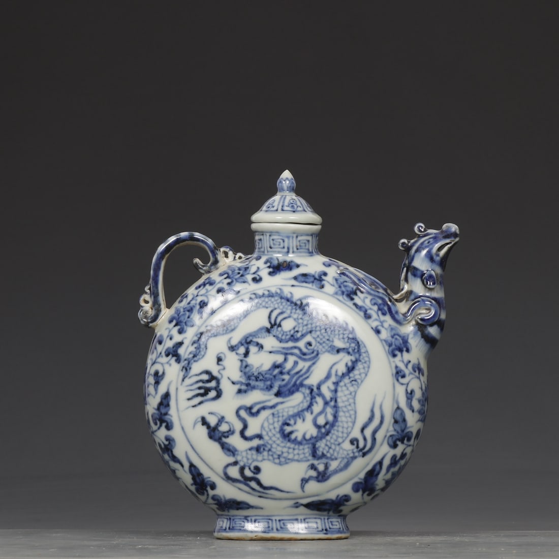 A blue and white dragon pattern phoenix head flat pot from the Yuan Dynasty: The blue and white dragon pattern phoenix head flat pot of the Yuan Dynasty Size:H:20cmCalibre3.8cmBelly diameter15cm (The Dimensions Of All Batches Are Manually Measured.If You