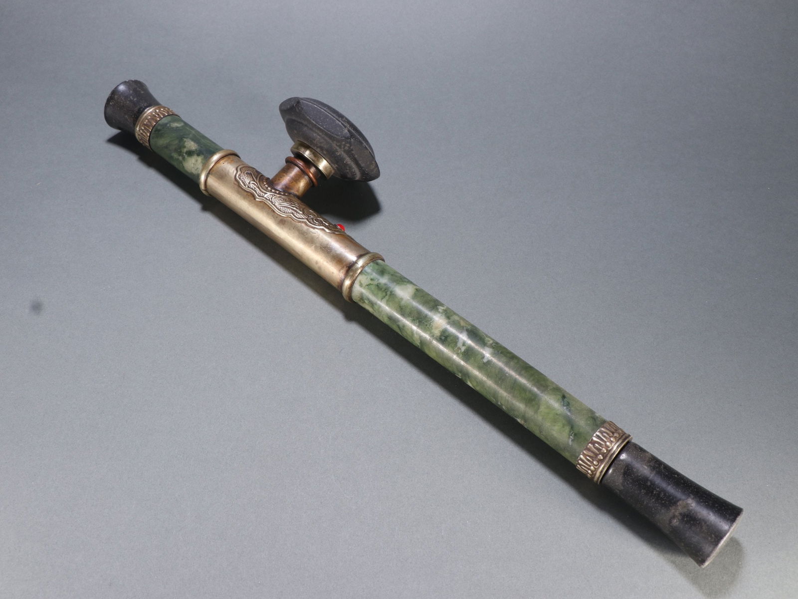 A fine jade-clad copper bong: Exquisite jade-clad copper bong Size:0.5891kgL:43.4cmW:3.4cm (The Dimensions Of All Batches Are Manually Measured.If You Need More Detailed Information, Please Contact Our Customer Service Before Bidd