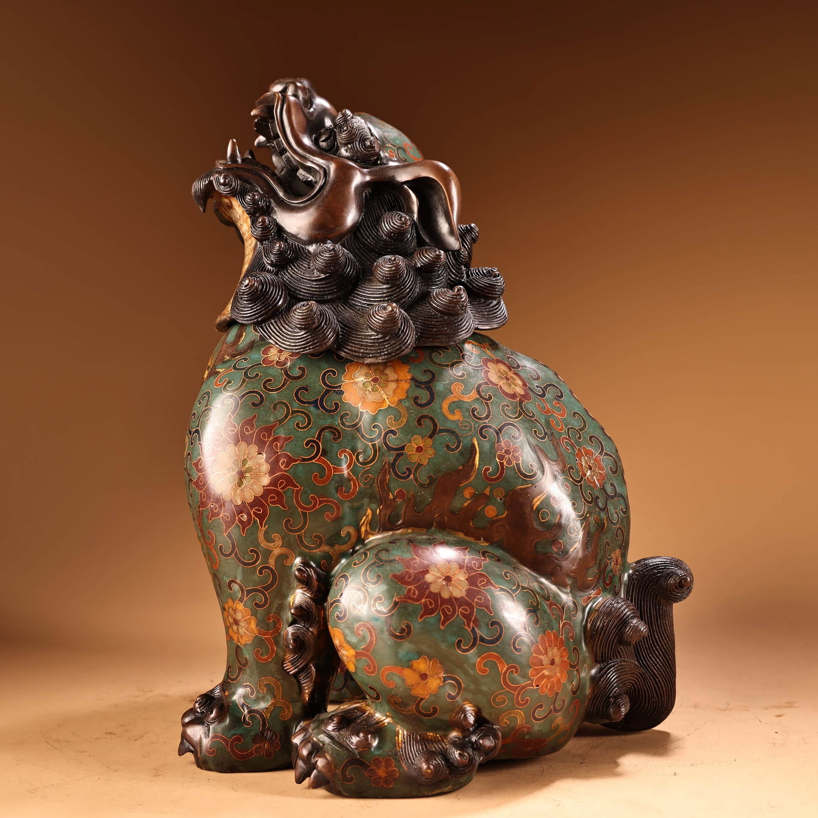 A fine pure copper all-copper high relief engraving cloisonné cloisonné enamel color looking at: Exquisite pure copper full copper high relief engraving cloisonné cloisonné enamel color looking at the sky roar vase Size:H:31cm W:22cm W:4.5kg (The Dimensions Of All Batches Are