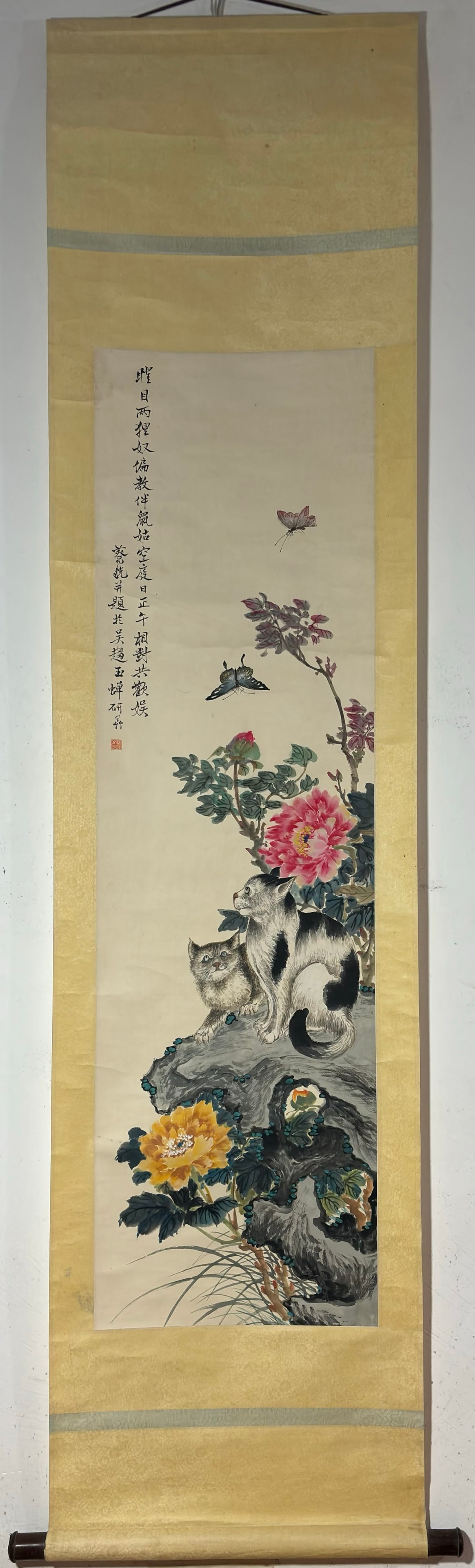 A vertical axis of Cai Xian's cat play picture: Cai Xian's cat play picture vertical axis Size:Painting coreSize:118x34cm (The Dimensions Of All Batches Are Manually Measured.If You Need More Detailed Information, Please Contact
