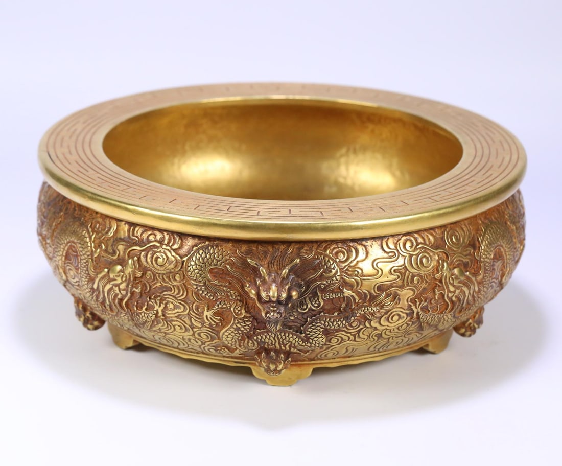 A copper-gilt zodiac dragon cornucopia made in the Xuande year of the Ming Dynasty: The copper gilt zodiac dragon pattern cornucopia made in the Xuande year of the Ming Dynasty Size: W:10.15kg35cmx31.5cmx12cm (The Dimensions Of All Batches Are Manually Measured.If