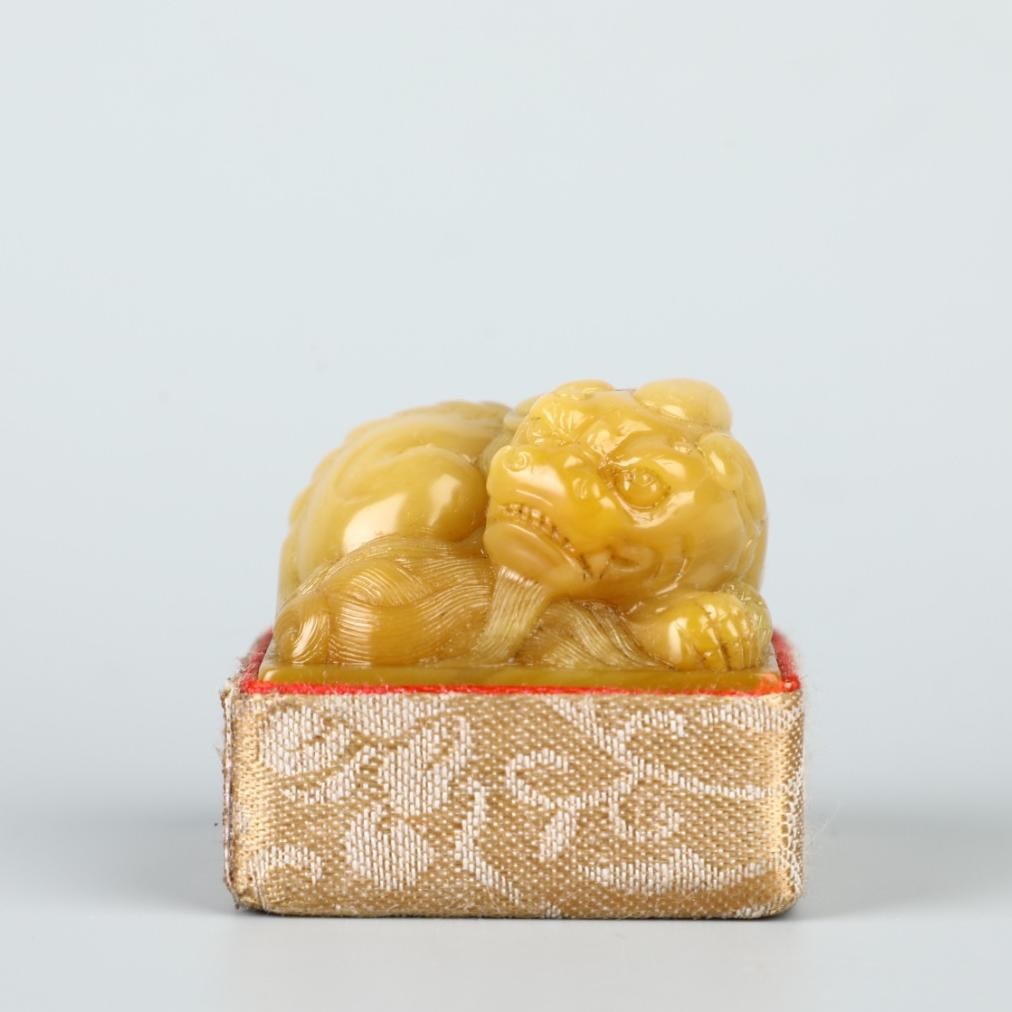 A fine Shoushan Tian yellow seal: Exquisite Shoushan Tian yellow seal Size:H:3.5cmW:3.5cmW:0.091kg (The Dimensions Of All Batches Are Manually Measured.If You Need More Detailed Information, Please Contact Our