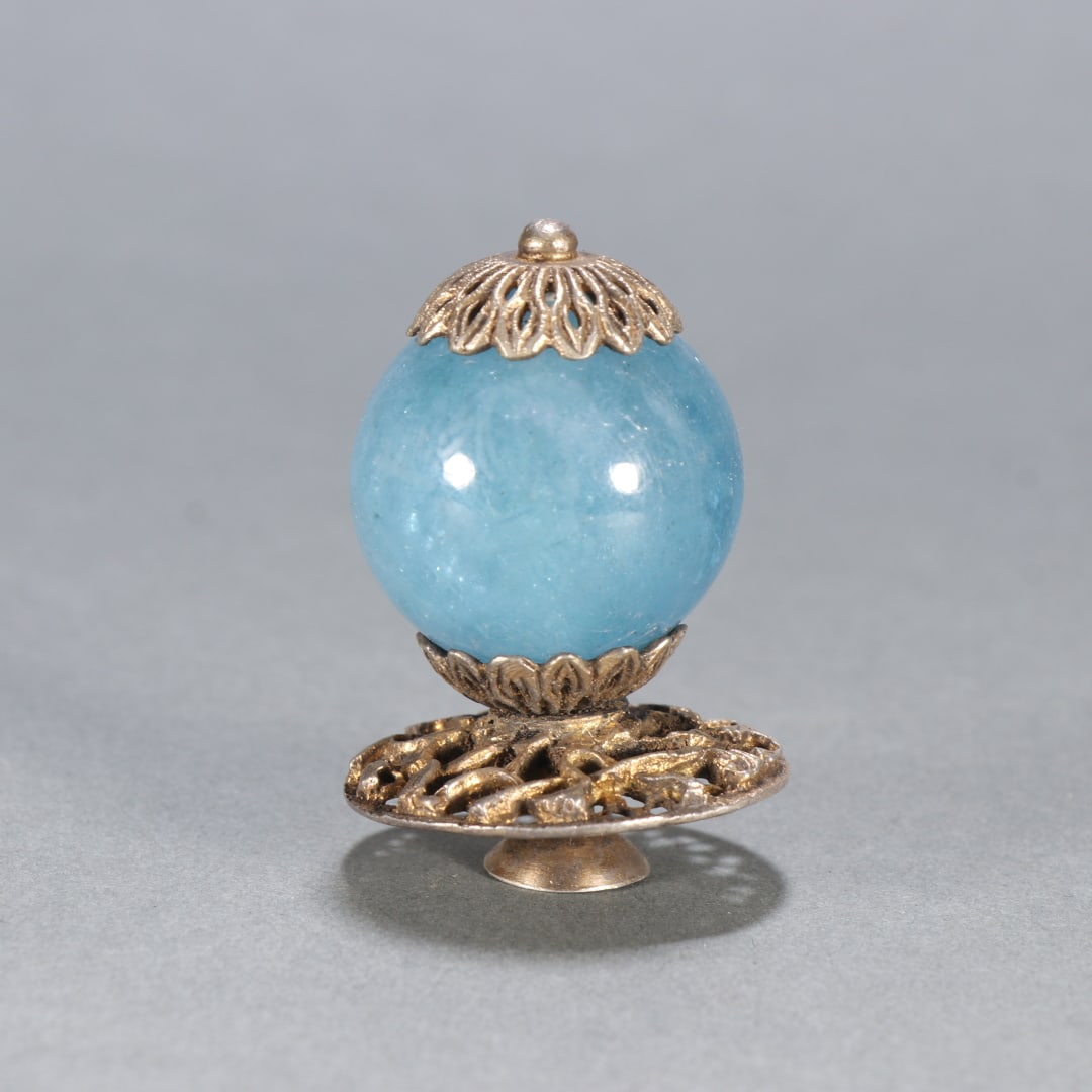 A copper-gilt aquamarine hat from the Qing Dynasty: The copper gilt of the Qing Dynasty is inlaid with aquamarine hats Size:0.0617kgH:5.4cmCalorie:3cm (The Dimensions Of All Batches Are Manually Measured.If You Need More Detailed
