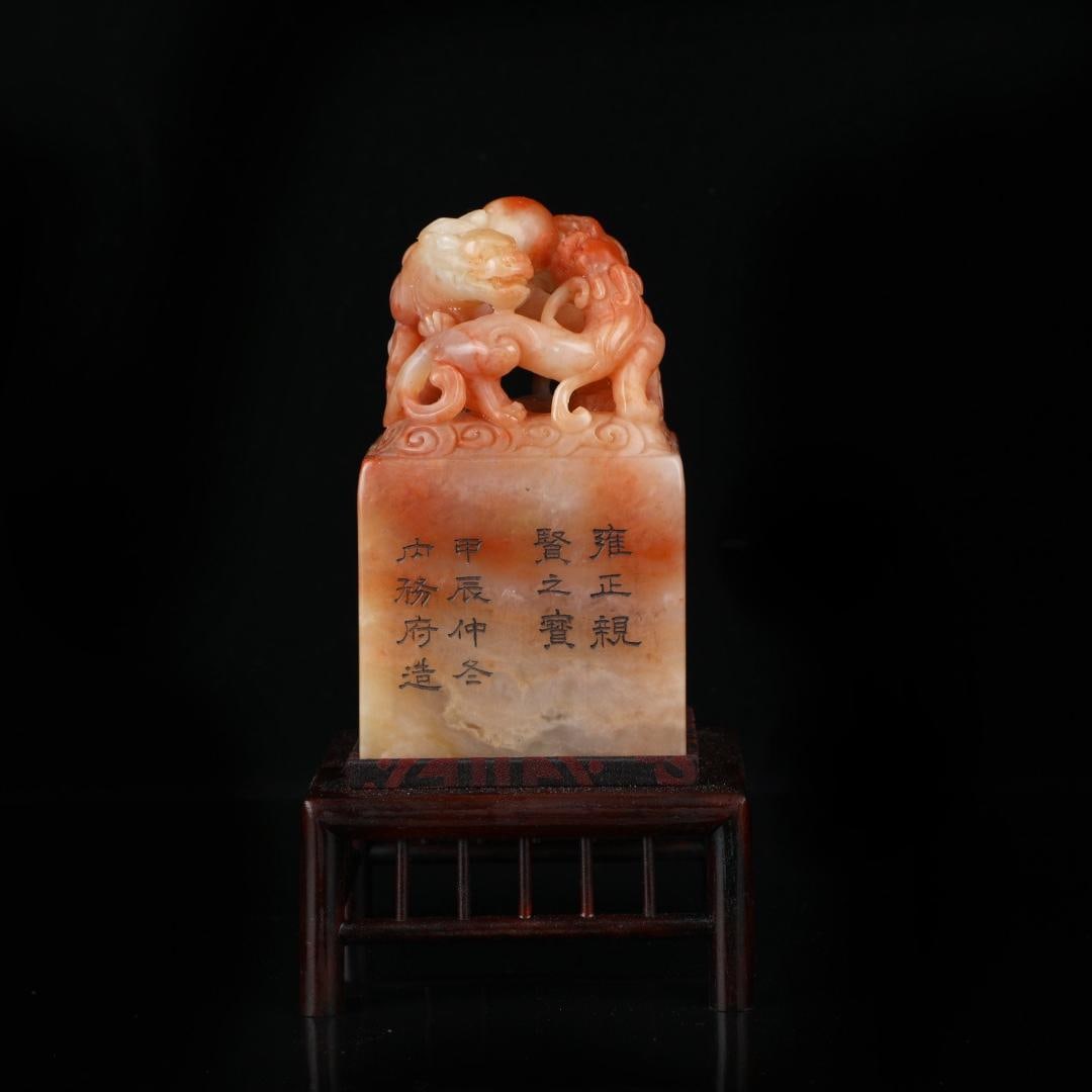 A beautiful treasure of Shoushan hibiscus stone Yongzheng: Exquisite Shoushan hibiscus stone Yongzheng is the treasure of the virtuous Size:H:12cmW:7.5cmW:1.244kg (The Dimensions Of All Batches Are Manually Measured.If You Need More Detailed Information, Plea